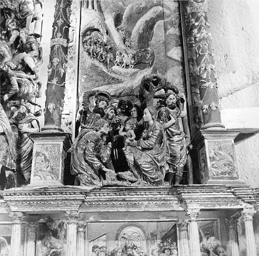 Retable, groupe sculpté : 'L'Adoration des mages', détail, bois sculpté, peint, doré ; avant restauration