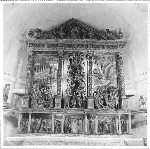 Retable architecturé orné de plusieurs scènes en haut-relief, bois sculpté, peint, doré ; avant restauration