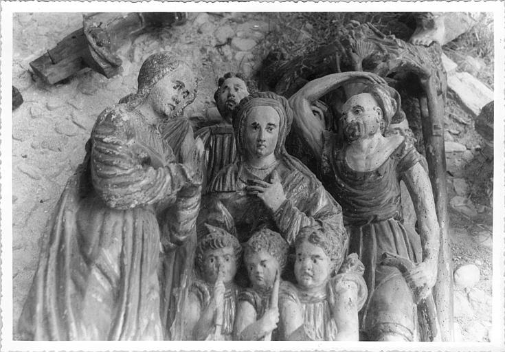 Retable, groupe sculpté : 'L'Adoration des bergers', bois sculpté, peint, doré ; avant restauration