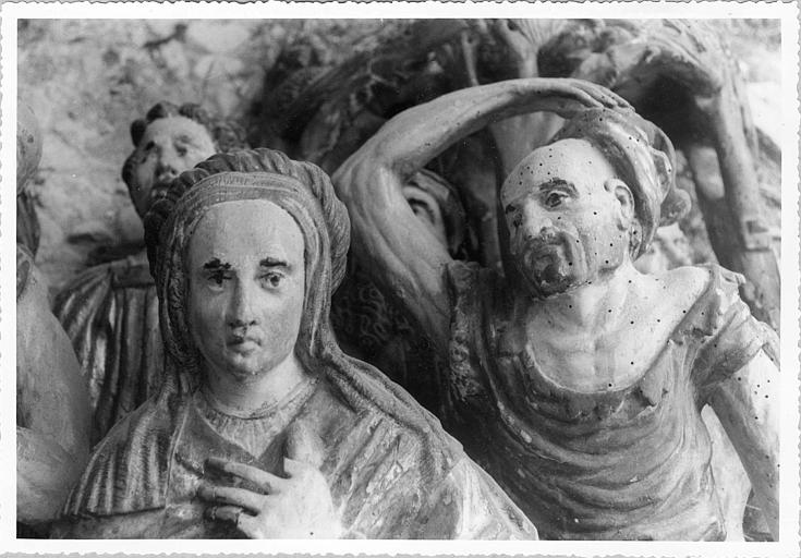 Retable, groupe sculpté : 'L'Adoration des bergers', détail des visages, bois sculpté, peint, doré ; avant restauration