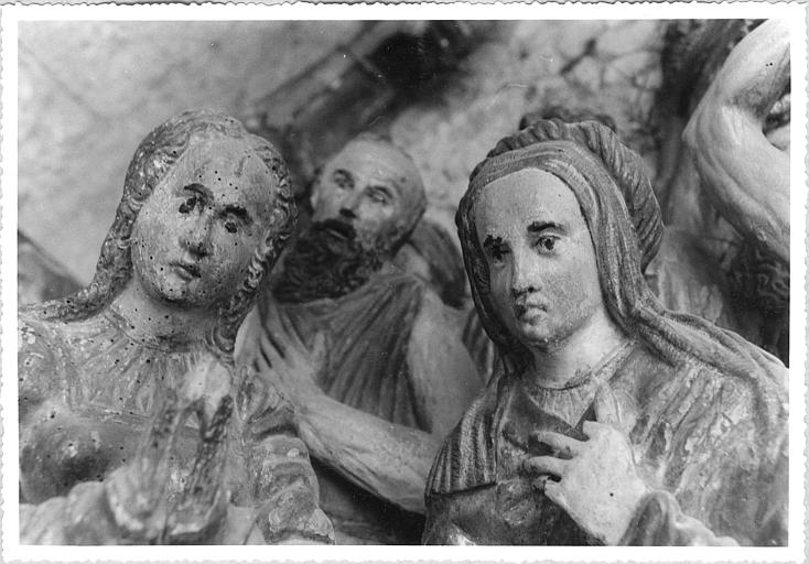 Retable, groupe sculpté : 'L'Adoration des bergers', détail des visages, bois sculpté, peint, doré ; avant restauration