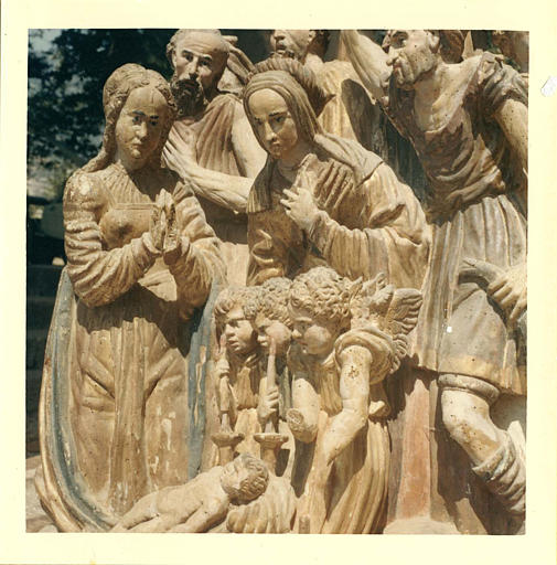 Retable, groupe sculpté : 'L'Adoration des bergers', bois sculpté, peint et doré ; avant restauration