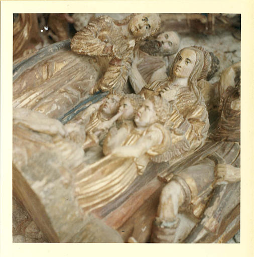 Retable, groupe sculpté : 'L'Adoration des bergers', bois sculpté, peint et doré ; avant restauration