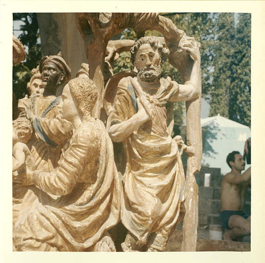 Retable, groupe sculpté : 'L'Adoration des mages', détail de saint Joseph, bois sculpté, peint et doré ; avant restauration