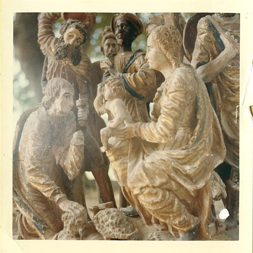 Retable, groupe sculpté : 'L'Adoration des mages',bois sculpté, peint et doré ; avant restauration