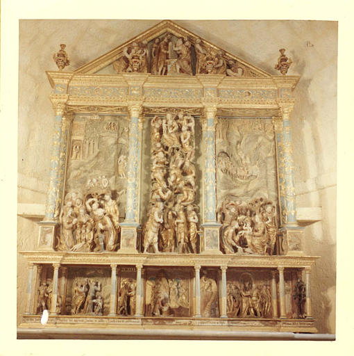 Retable architecturé orné de plusieurs scènes en haut-relief, bois sculpté, peint et doré ; après restauration