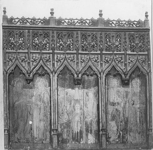 Triptyque : 'Saint Jean-Baptiste et saint Jean', 'Le couronnement de la Vierge', 'Saint Laurent et saint Barthélémy', panneaux peints placés sous des structures architecturales en bois sculpté et ajouré ; avant restauration