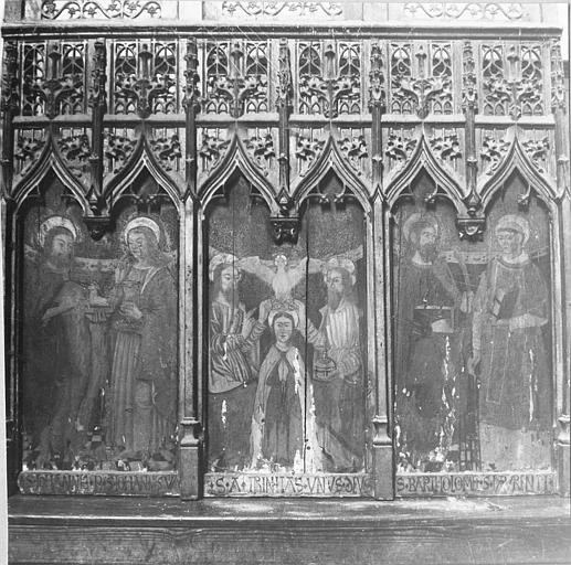 Triptyque : 'Saint Jean-Baptiste et saint Jean', 'Le couronnement de la Vierge', 'Saint Laurent et saint Barthélémy', panneaux peints placés sous des structures architecturales en bois sculpté et ajouré ; avant restauration