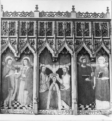 Triptyque : 'Saint Jean-Baptiste et saint Jean', 'Le couronnement de la Vierge', 'Saint Laurent et saint Barthélémy', panneaux peints placés sous des structures architecturales en bois sculpté et ajouré ; après restauration