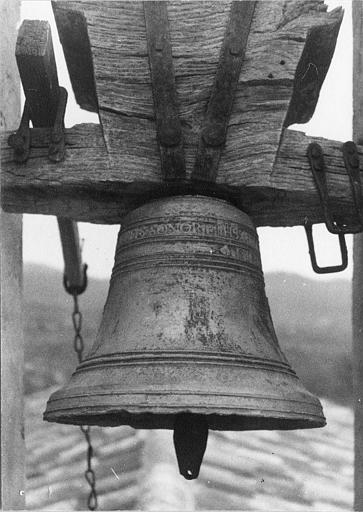 Cloche en bronze comportant une inscription, 1656