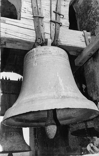 Cloche en bronze comportant une inscription, 1771