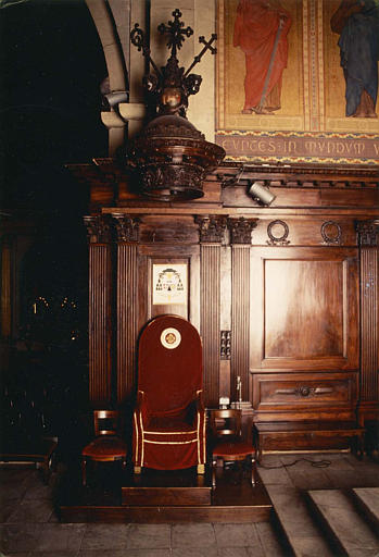 Lambris de revêtement : vue de la partie accueillant le dais en bois sculpté placé au-dessus du trône épiscopal, décor à, bois sculpté - © Ministère de la Culture (France), Médiathèque du patrimoine et de la photographie (objets mobiliers), tous droits réservés