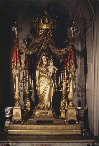 Groupe sculpté : 'Vierge à l'Enfant', placée sous un dais composé de 4 piliers en bois tourné, d'une couronne et d'un tissu feint, bois sculpté, peint, doré - © Ministère de la Culture (France), Médiathèque du patrimoine et de la photographie (objets mobiliers), tous droits réservés