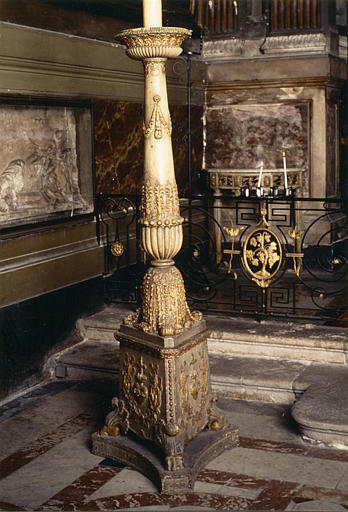 Chandelier pascal en bois tourné et sculpté de perles, godrons, motifs végétaux et du Sacré Coeur - © Ministère de la Culture (France), Médiathèque du patrimoine et de la photographie (objets mobiliers), tous droits réservés