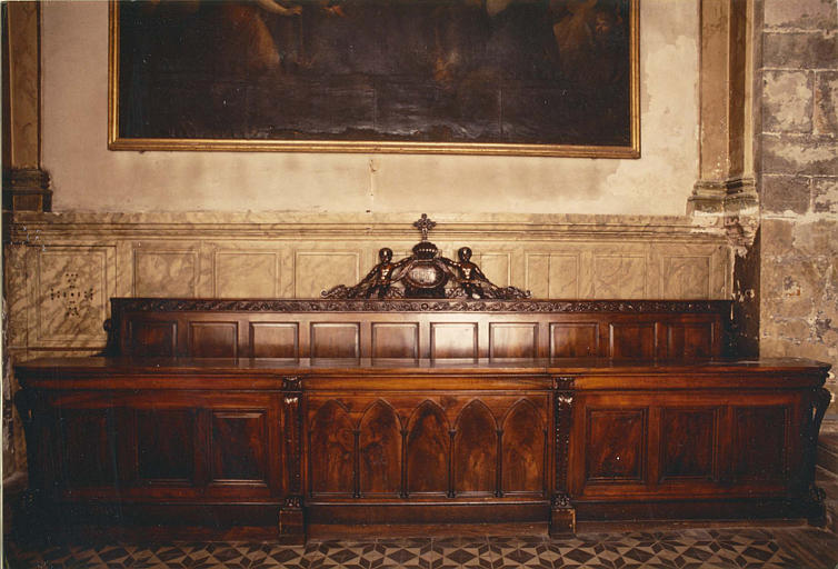 Banc d'oeuvre en bois sculpté de deux angelots tenant un cartouche surmonté d'une croix, frise de rinceaux, arcade - © Ministère de la Culture (France), Médiathèque du patrimoine et de la photographie (objets mobiliers), tous droits réservés