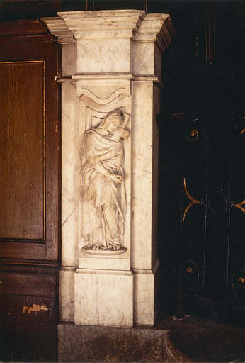 Pilier, bas-relief : 'La Foi', pilier rectangulaire cantonné d'un pilastre sculpté d'un décor en bas-relief, marbre - © Ministère de la Culture (France), Médiathèque du patrimoine et de la photographie (objets mobiliers), tous droits réservés
