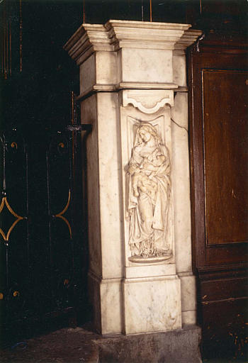 Pilier, bas-relief : 'La Charité', pilier rectangulaire cantonné d'un pilastre sculpté d'un décor en bas-relief, marbre - © Ministère de la Culture (France), Médiathèque du patrimoine et de la photographie (objets mobiliers), tous droits réservés