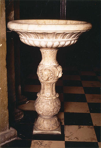 Bénitier : bassin circulaire sculpté de godrons sur pied balustre à feuilles d'acanthe et chérubins, marbre - © Ministère de la Culture (France), Médiathèque du patrimoine et de la photographie (objets mobiliers), tous droits réservés