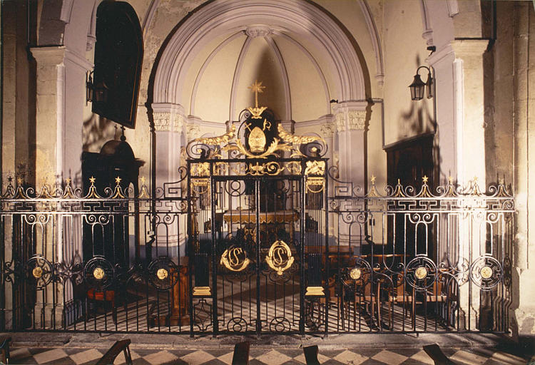 Clôture de la chapelle Saint-Cyprien : grille en fer forgé peint et doré, à décor de rosaces, étoiles, volutes, porte surmontée des attributs épiscopaux - © Ministère de la Culture (France), Médiathèque du patrimoine et de la photographie (objets mobiliers), tous droits réservés