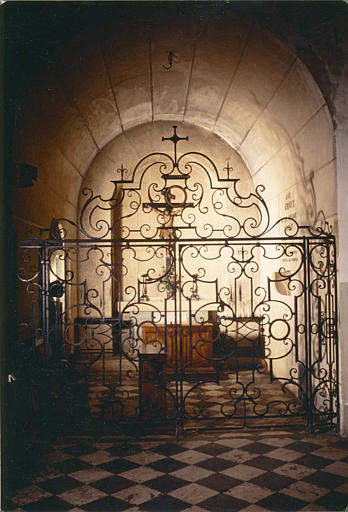 Clôture de la chapelle Sainte-Croix : grille en fer forgé à décor d'arabesques - © Ministère de la Culture (France), Médiathèque du patrimoine et de la photographie (objets mobiliers), tous droits réservés