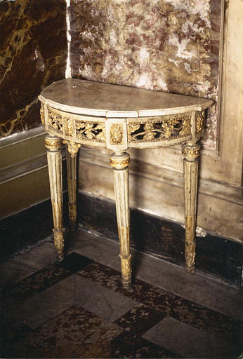 Crédence : console demi-lune à quatre pieds fuselés et cannelés, ceinture à motifs végétaux ajourés, plateau de marbre, bois sculpté, peint et doré - © Ministère de la Culture (France), Médiathèque du patrimoine et de la photographie (objets mobiliers), tous droits réservés