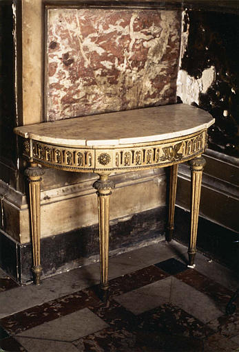 Crédence : console demi-lune à quatre pieds fuselés et cannelés, ceinture sculptée de motifs végétaux et d'un oiseau, plateau de marbre, bois sculpté, doré - © Ministère de la Culture (France), Médiathèque du patrimoine et de la photographie (objets mobiliers), tous droits réservés