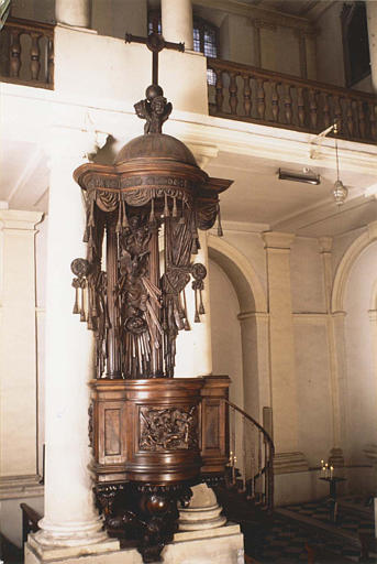 Chaire à prêcher : décor en bois sculpté d'une scène en bas-relief, d'une fausse draperie, de chérubins