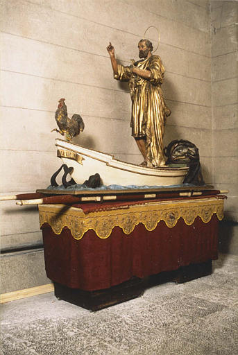 Groupe sculpté de procession : 'Saint Pierre debout dans une barque, un coq placé en proue', bois sculpté, peint, doré - © Ministère de la Culture (France), Médiathèque du patrimoine et de la photographie (objets mobiliers), tous droits réservés