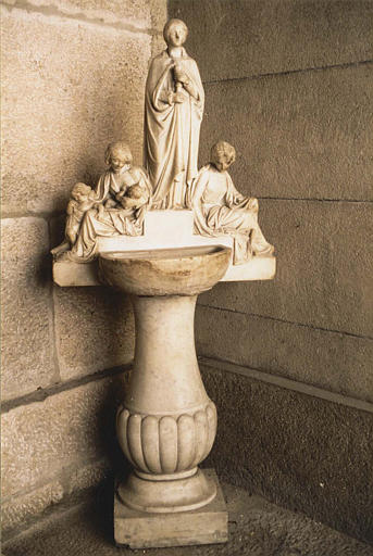 Bénitier : bassin semi-circulaire à pied balustre sculpté de godron, l'ensemble est surmonté d'un groupe sculpté représentant la Charité, la Foi et l'Espérance - © Ministère de la Culture (France), Médiathèque du patrimoine et de la photographie (objets mobiliers), tous droits réservés