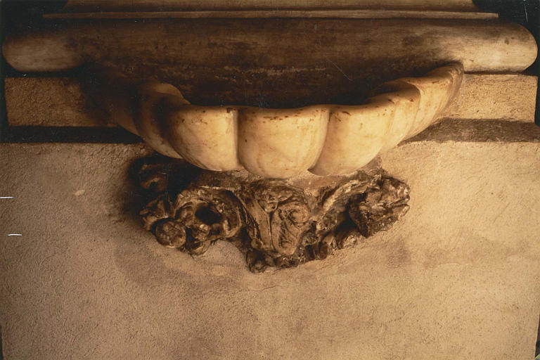 Bénitier en forme de coquille soutenu par une petite console dont le décor a été martelé, marbre - © Ministère de la Culture (France), Médiathèque du patrimoine et de la photographie (objets mobiliers), tous droits réservés