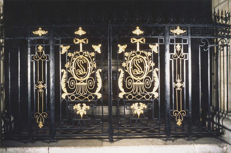 Clôture des fonts baptismaux en fer forgé en partie doré, décor de feuilles d'acanthe, médaillons à monogramme, couronnes de laurier et rubans - © Ministère de la Culture (France), Médiathèque du patrimoine et de la photographie (objets mobiliers), tous droits réservés