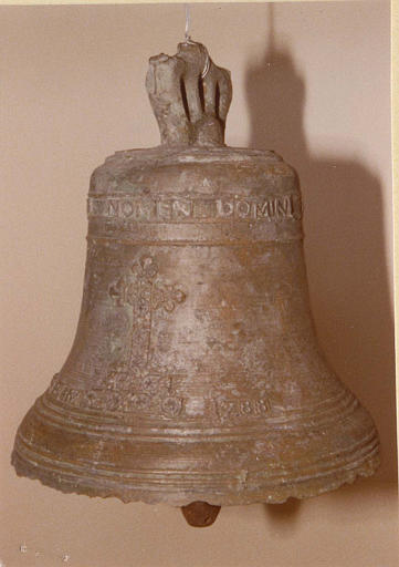 Cloche en bronze à décor de  croix ornée d'étoiles, inscription 1788 - © Ministère de la Culture (France), Médiathèque du patrimoine et de la photographie (objets mobiliers), tous droits réservés