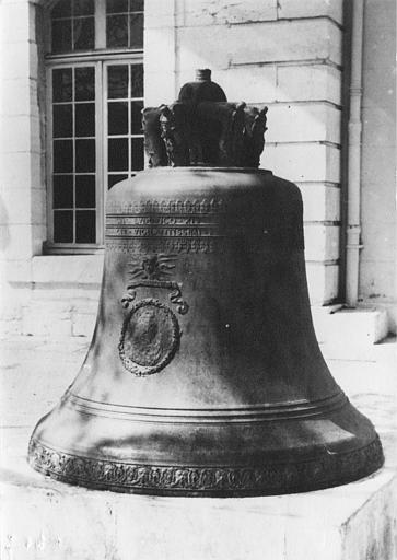 Cloche en bronze ornée d'un médaillon au profil de Louis XIV et d'une frise de mascarons, inscription, 1672