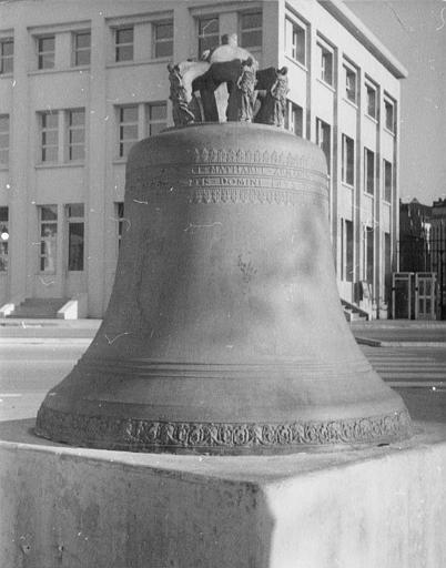 Cloche en bronze, décor de croix, frise de mascarons, inscription, 1672