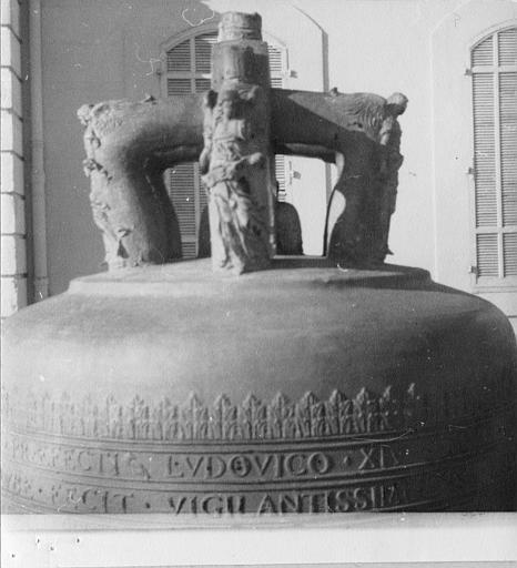 Cloche : détail des anges en relief ornant les éléments d'accrochage, bronze, 1672