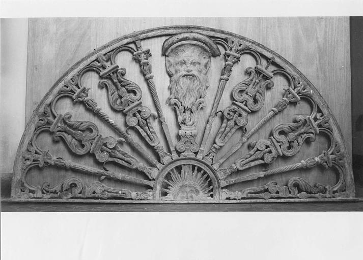 Fronton de porte à décor ajouré de mascaron, alternance de fuseaux et motif composé de volutes de feuilles, bois sculpté, tourné - © Ministère de la Culture (France), Médiathèque du patrimoine et de la photographie (objets mobiliers), tous droits réservés