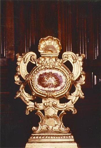 Reliquaire-monstrance en bois sculpté de volutes, fleurettes et surmonté d'une coquille, doré - © Ministère de la Culture (France), Médiathèque du patrimoine et de la photographie (objets mobiliers), tous droits réservés