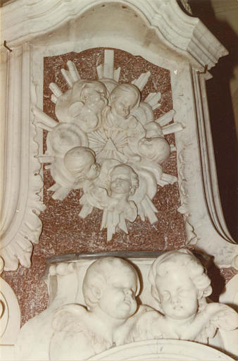 Exposition : détail des chérubins sculptés en bas-relief, marbre polychrome - © Ministère de la Culture (France), Médiathèque du patrimoine et de la photographie (objets mobiliers), tous droits réservés