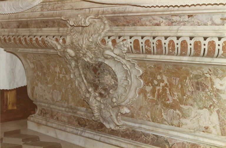 Autel galbé sculpté d'un cartouche surmonté d'une coquille, marbre polychrome - © Ministère de la Culture (France), Médiathèque du patrimoine et de la photographie (objets mobiliers), tous droits réservés