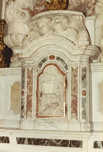 Tabernacle : détail de la porte sculptée en bas-relief de l'Agneau, du livre aux sept sceaux et de chérubins, marbre polychrome