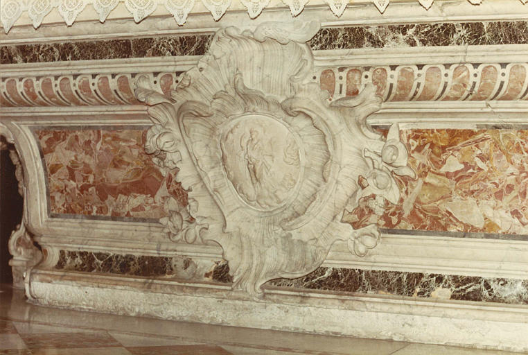 Autel : détail du cartouche sculpté d'une sainte martyre en bas-relief, marbre polychrome - © Ministère de la Culture (France), Médiathèque du patrimoine et de la photographie (objets mobiliers), tous droits réservés