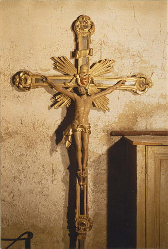 Croix de procession, bois sculpté de rayons cartouches et rocailles, incrustations de miroirs, Christ en bois sculpté et peint - © Ministère de la Culture (France), Médiathèque du patrimoine et de la photographie (objets mobiliers), tous droits réservés