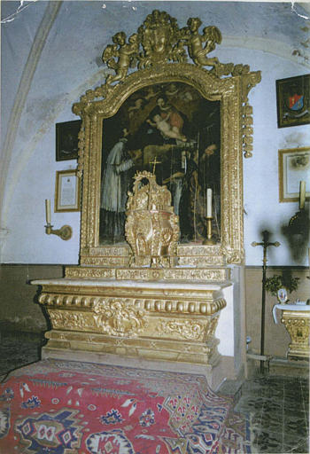 Autel, gradins d'autel, tabernacle, retable, tableau : 'Trois saints personnages aux pieds de la Vierge à l'Enfant', autel, tabernacle et retable richement sculptés de rinceaux et angelots, bois sculpté, doré - © Ministère de la Culture (France), Médiathèque du patrimoine et de la photographie (objets mobiliers), tous droits réservés