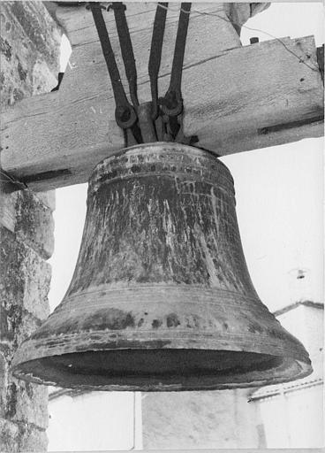 Cloche en bronze comportant une inscription et la date 1782
