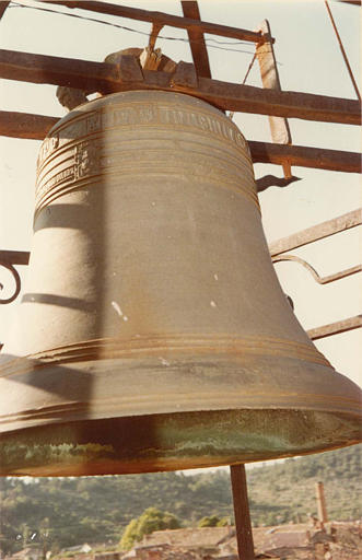 Cloche en bronze à décor de personnage en relief et armoiries, inscription, 1542