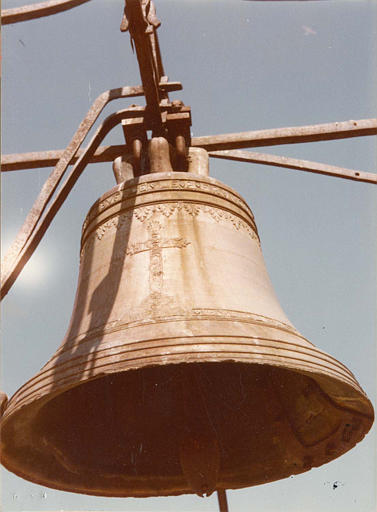 Cloche à décor de croix ornée de chérubins et de palmettes, frise de palmettes, inscription, 1696