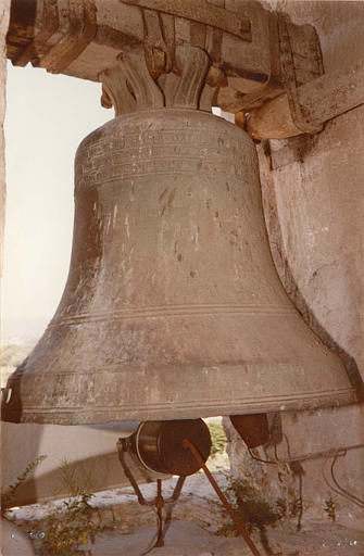 Cloche en bronze comportant une inscription et datée de 1694