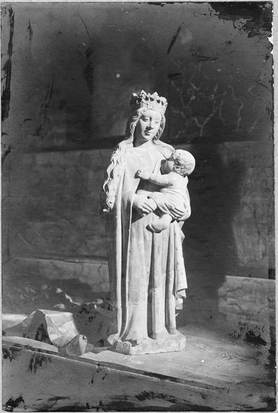 Statue : Vierge allaitant l'Enfant, vue générale