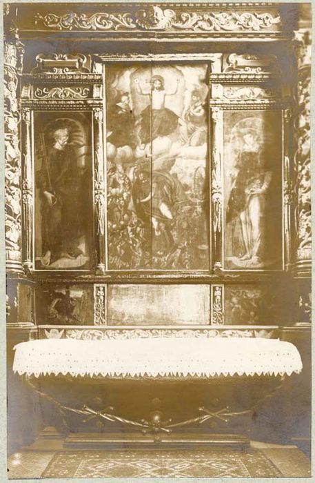 retable, tableaux (triptyque) : Saint Etienne, le Martyre de saint Etienne, la Résurrection, Saint Michel, les Funérailles et la messe pour les défunts, Saint Pierre, le Martyre de saint Pierre - © Ministère de la Culture (France), Médiathèque du patrimoine et de la photographie, diffusion GrandPalaisRmn Photo