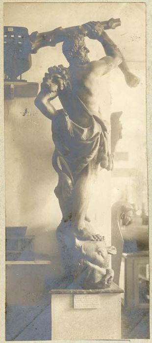 statue : Hercule revêtu de la peau du lion de Némée